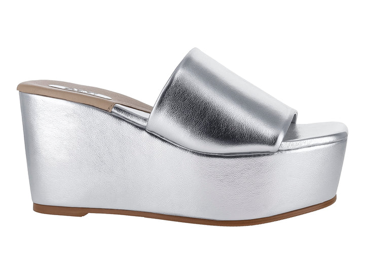 Sandalia de plataforma alta color plata metálico con diseño de banda ancha y suela beige.