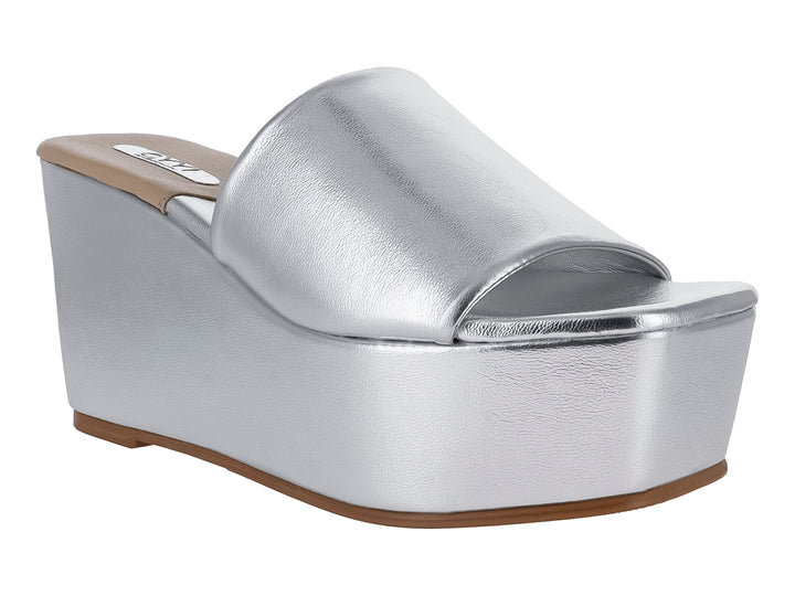 Sandalia de plataforma alta color plata metálico con diseño de banda ancha y suela beige.