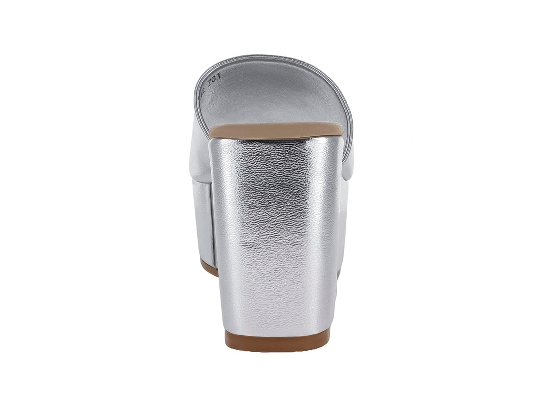 Sandalia de plataforma alta color plata metálico con diseño de banda ancha y suela beige.