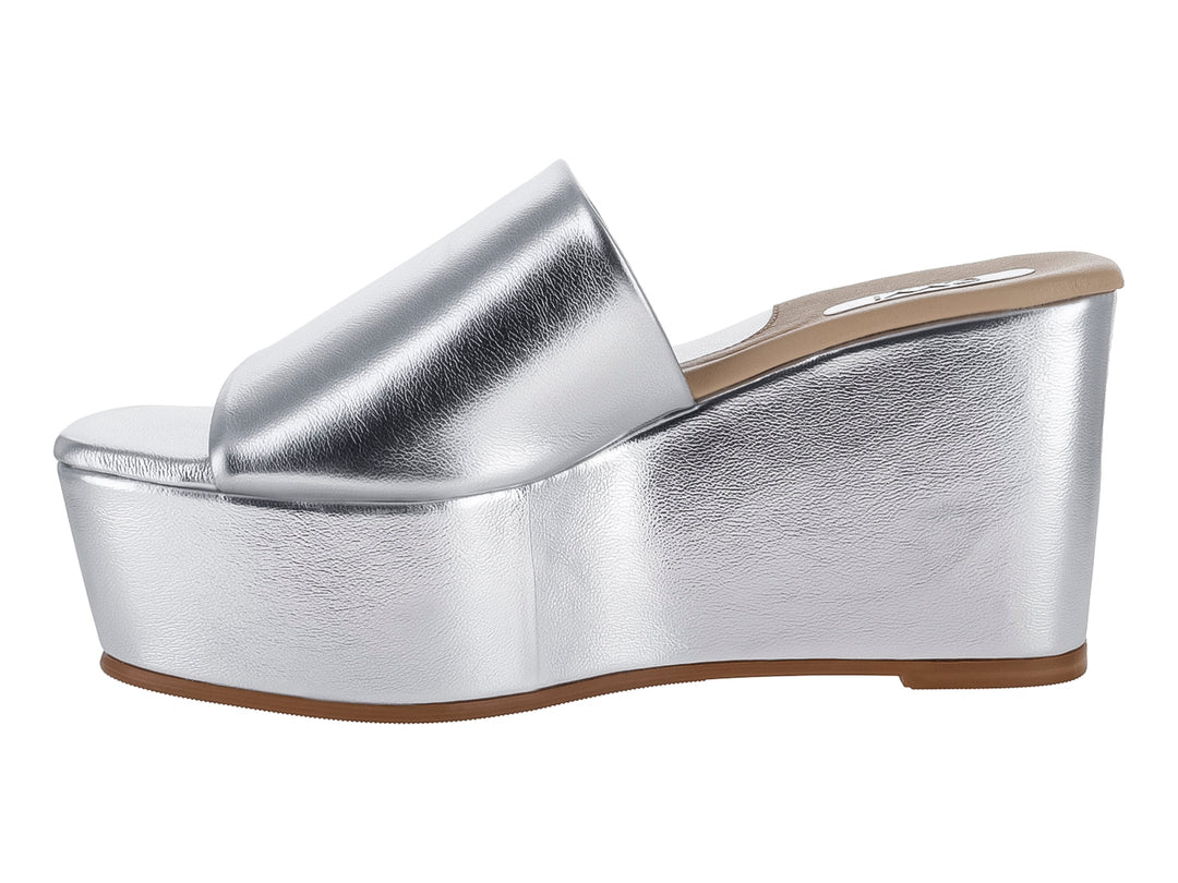Sandalia de plataforma alta color plata metálico con diseño de banda ancha y suela beige.