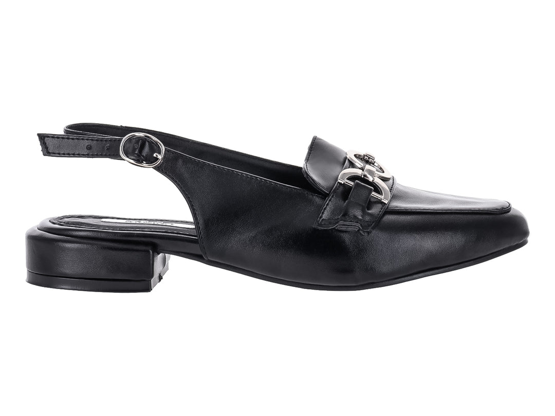 Zapato negro de cuero estilo slingback con tacón cuadrado bajo y hebilla metálica plateada.
