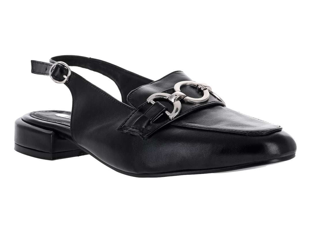 Zapato negro de cuero estilo slingback con tacón cuadrado bajo y hebilla metálica plateada.