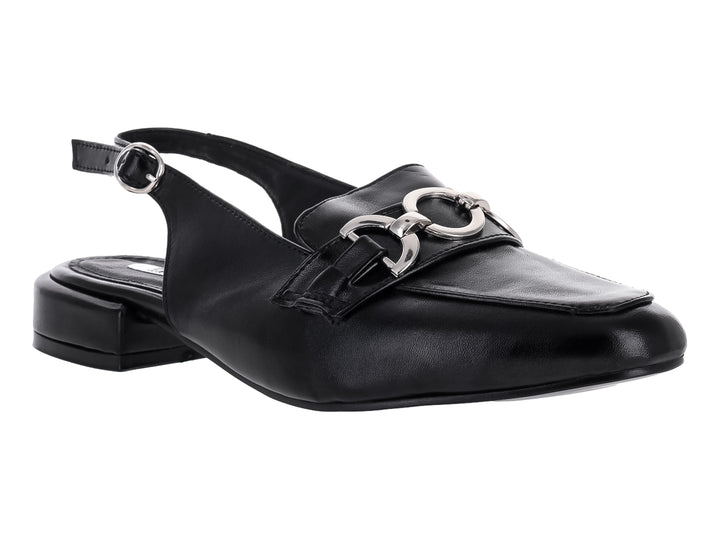 Zapato negro de cuero estilo slingback con tacón cuadrado bajo y hebilla metálica plateada.