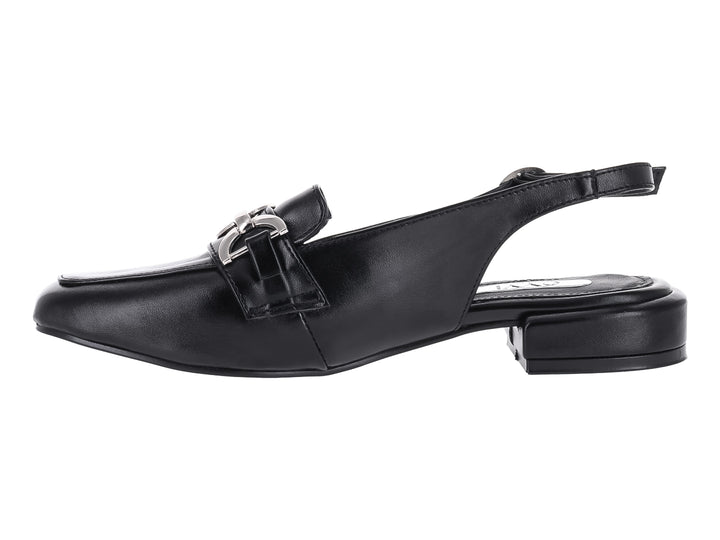Zapato negro de cuero estilo slingback con tacón cuadrado bajo y hebilla metálica plateada.