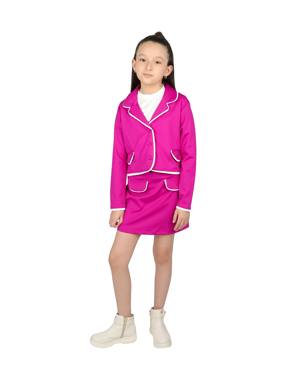 Niña vistiendo conjunto de falda y chaqueta color bugambilia con detalles en blanco.