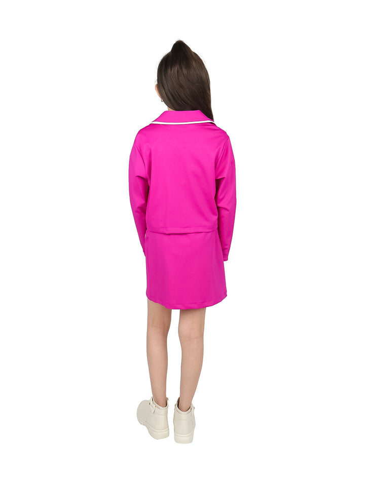 Niña vistiendo conjunto de falda y chaqueta color bugambilia con detalles en blanco.