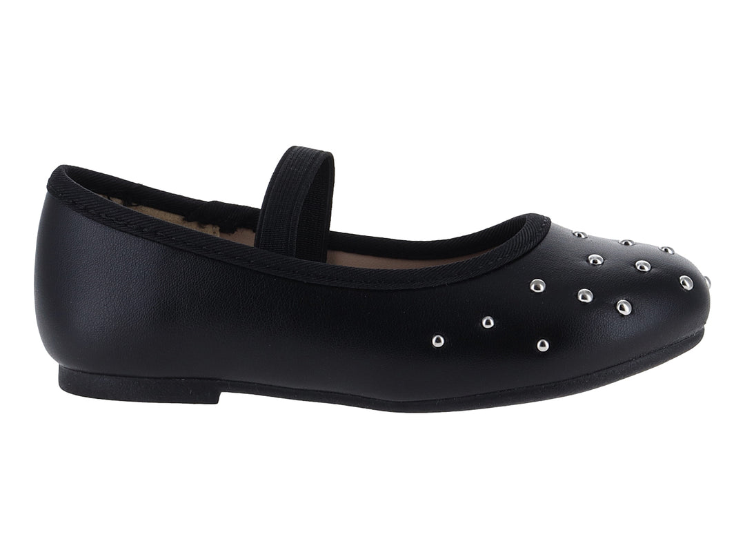 Zapato plano negro de charol con correa y detalles de tachuelas plateadas en la punta.