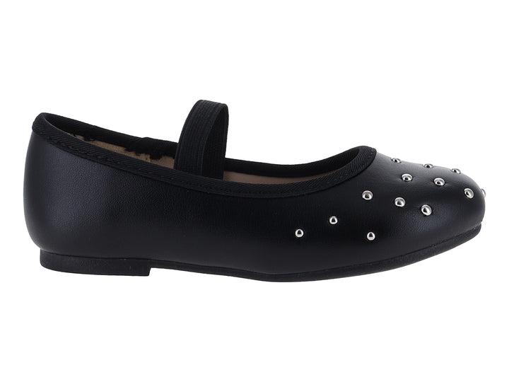 Zapato plano negro de charol con correa y detalles de tachuelas plateadas en la punta.