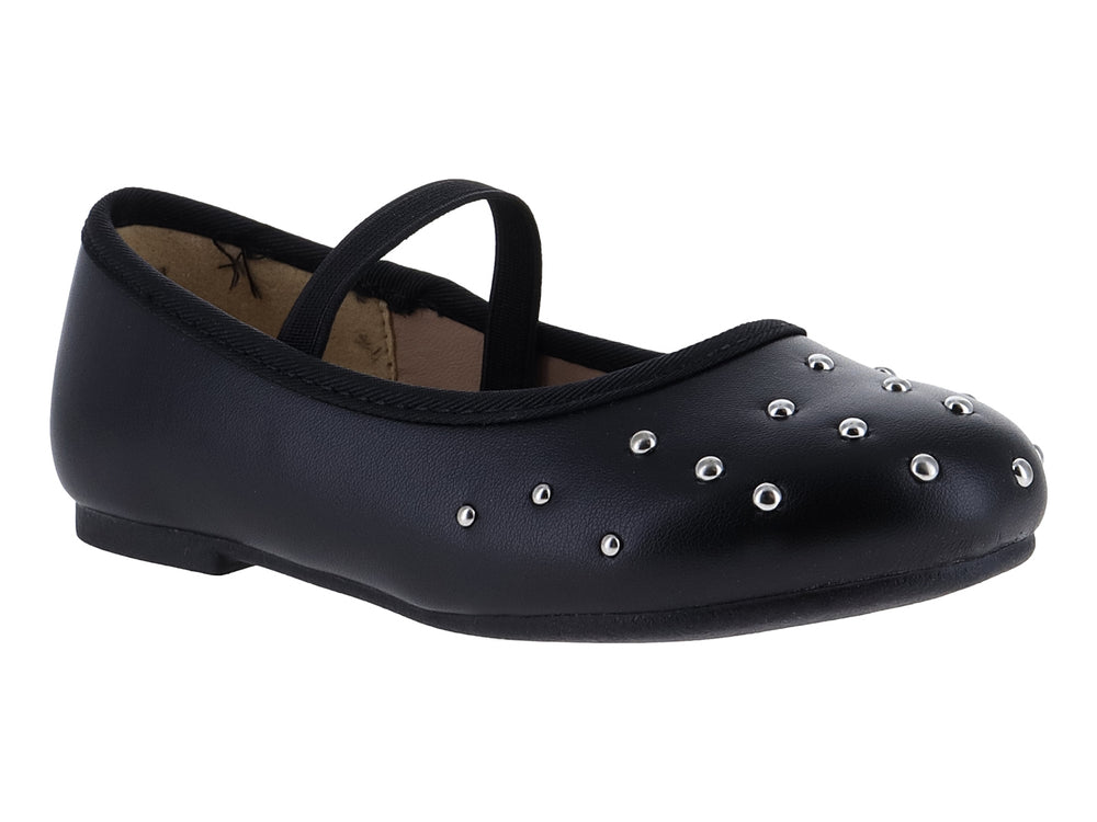 Zapato plano negro de charol con correa y detalles de tachuelas plateadas en la punta.