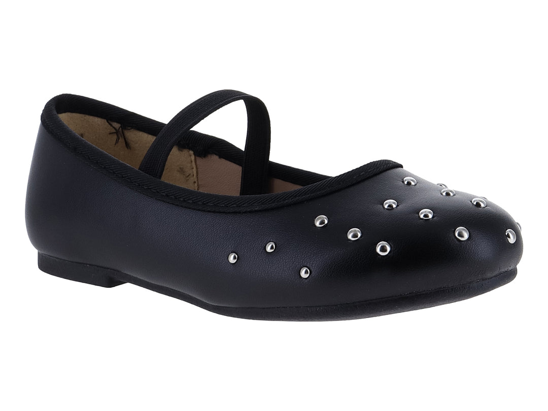 Zapato plano negro de charol con correa y detalles de tachuelas plateadas en la punta.