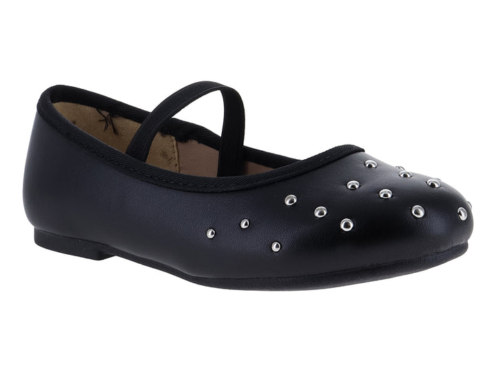 Zapato plano negro de charol con correa y detalles de tachuelas plateadas en la punta.