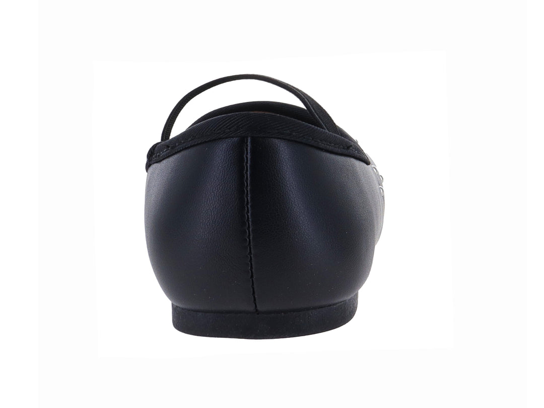 Zapato plano negro de charol con correa y detalles de tachuelas plateadas en la punta.