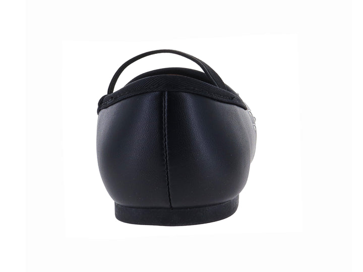 Zapato plano negro de charol con correa y detalles de tachuelas plateadas en la punta.