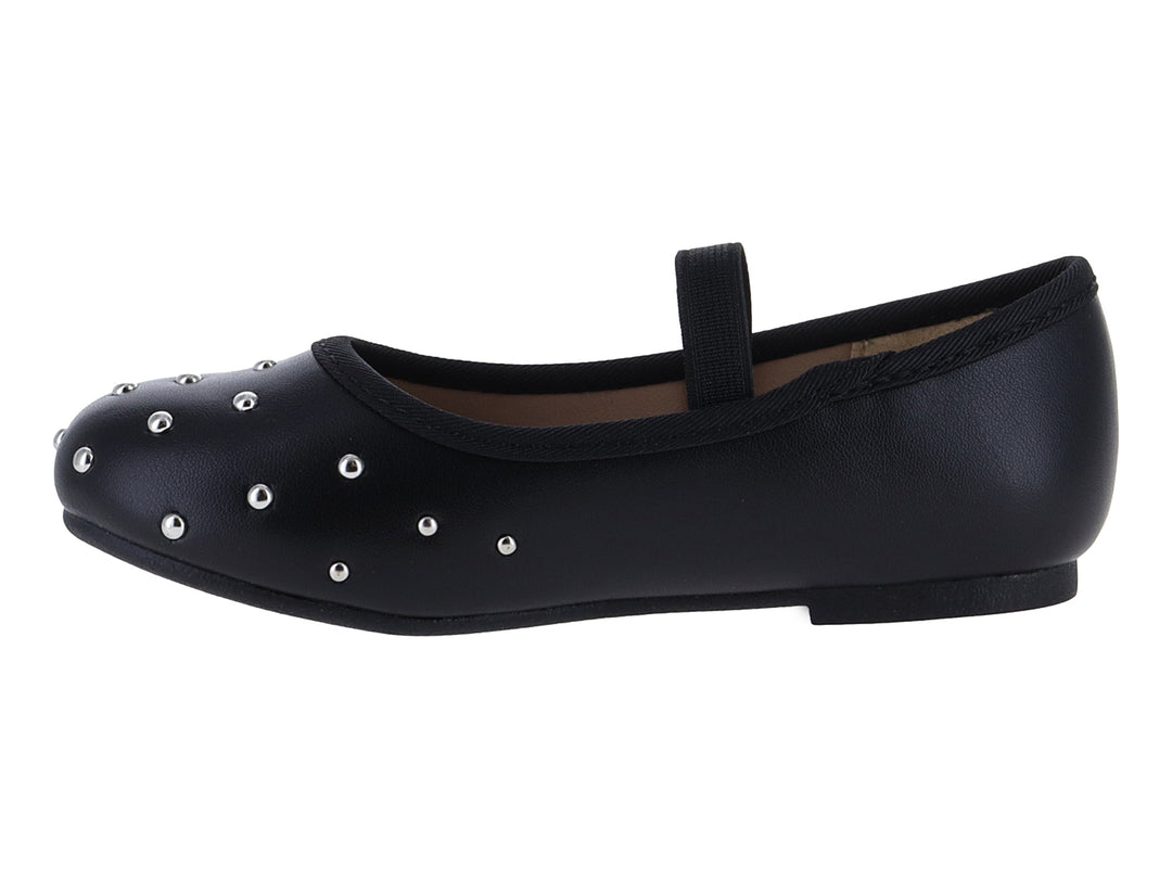 Zapato plano negro de charol con correa y detalles de tachuelas plateadas en la punta.