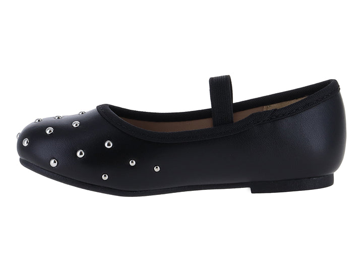 Zapato plano negro de charol con correa y detalles de tachuelas plateadas en la punta.