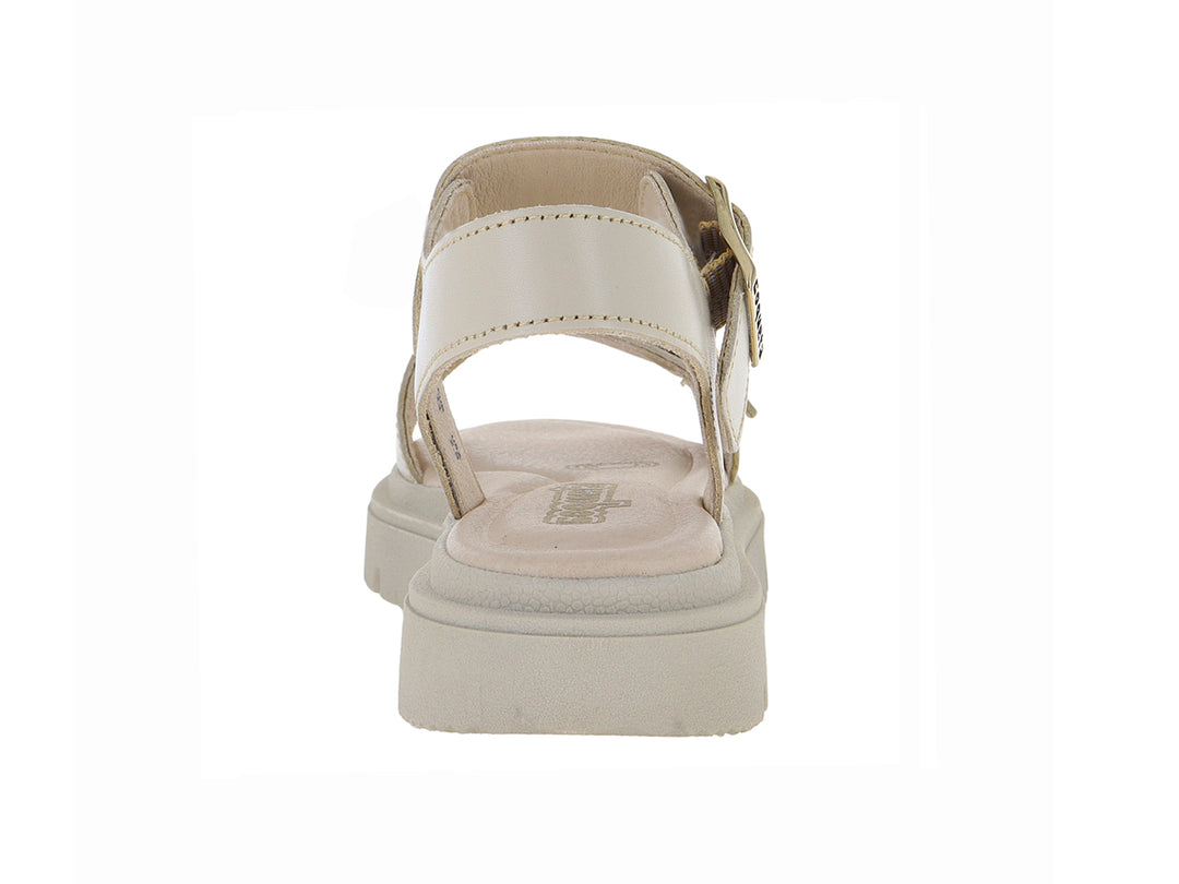 Sandalia beige con plataforma de suela dentada y hebillas doradas.