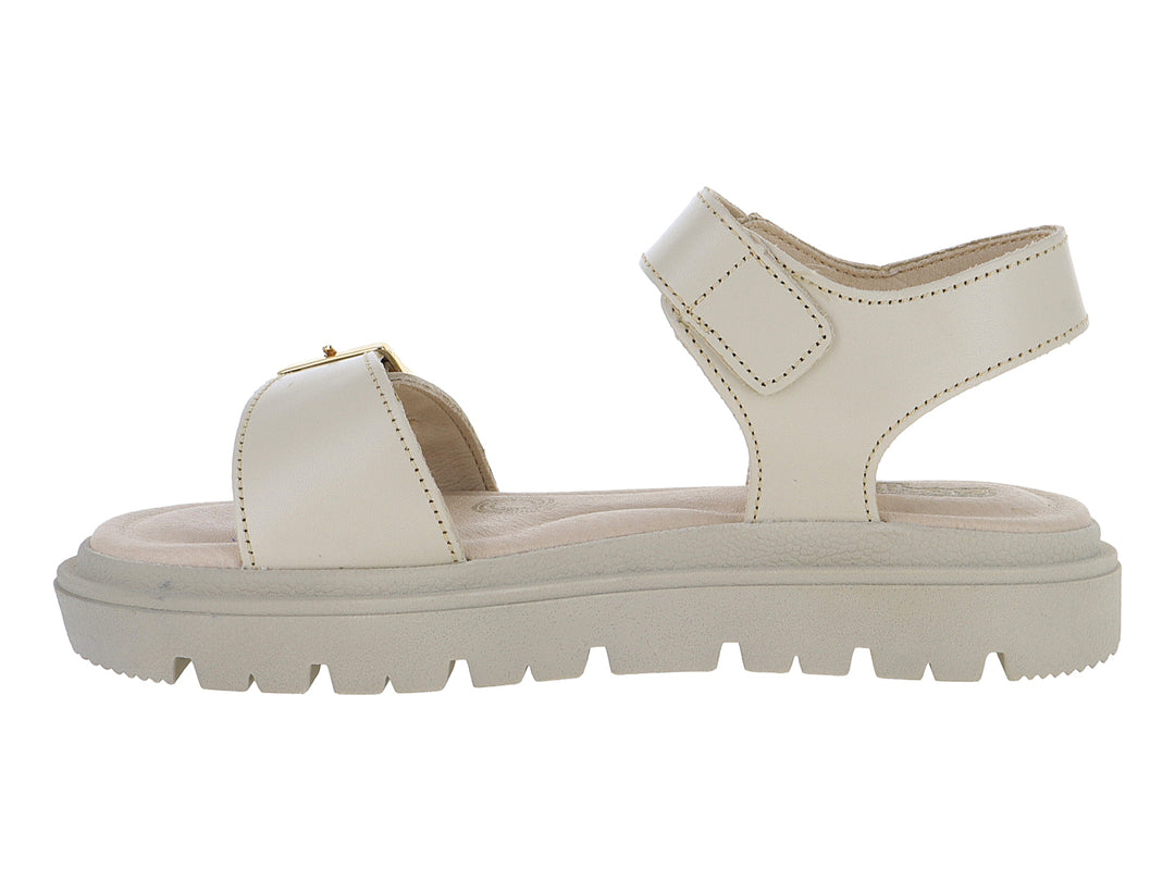 Sandalia beige con plataforma de suela dentada y hebillas doradas.