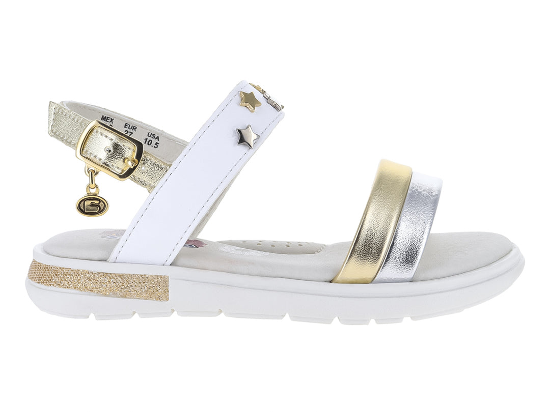 Sandalia blanca con tiras metálicas en oro y plata, adornos de estrellas y suela blanca.