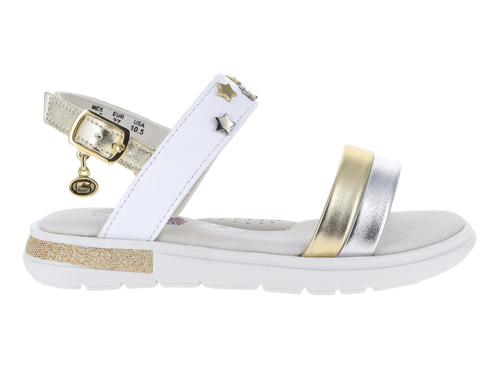 Sandalia blanca con tiras metálicas en oro y plata, adornos de estrellas y suela blanca.