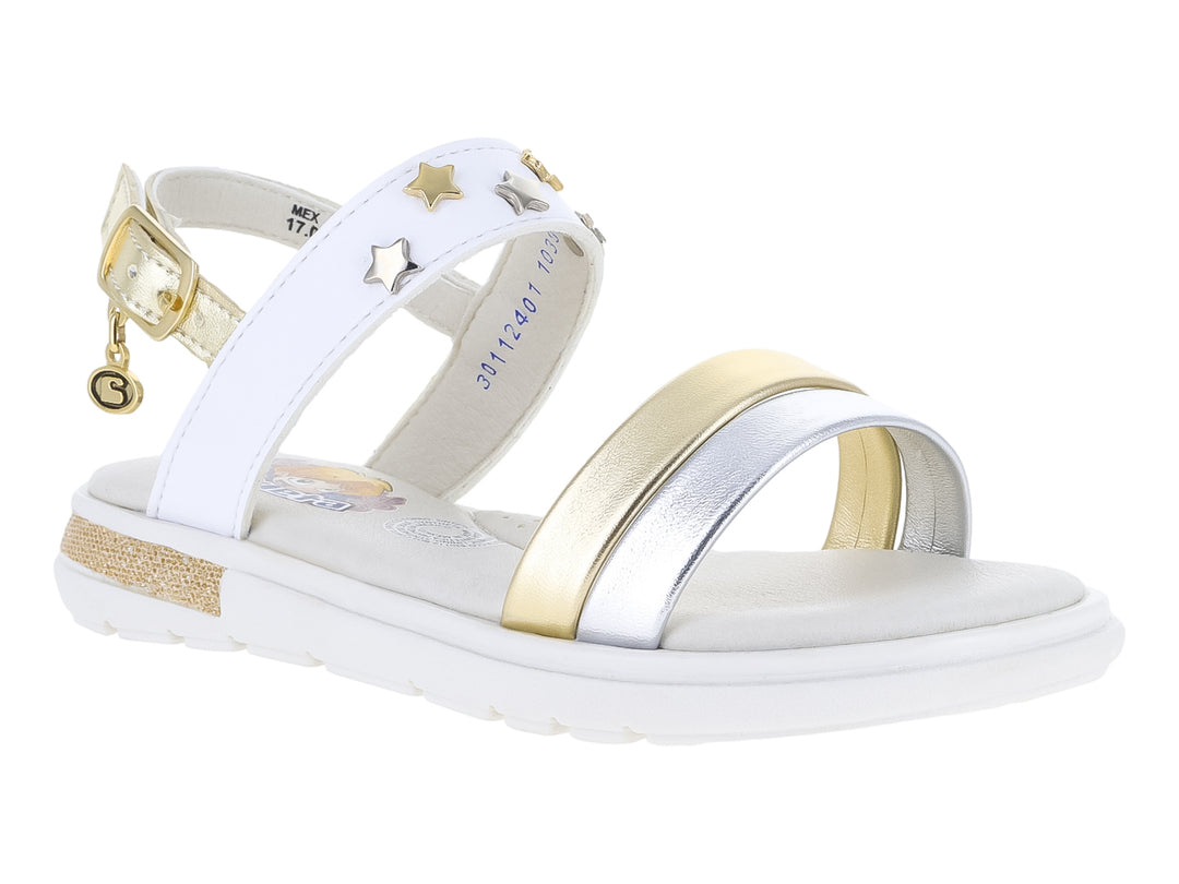 Sandalia blanca con tiras metálicas en oro y plata, adornos de estrellas y suela blanca.