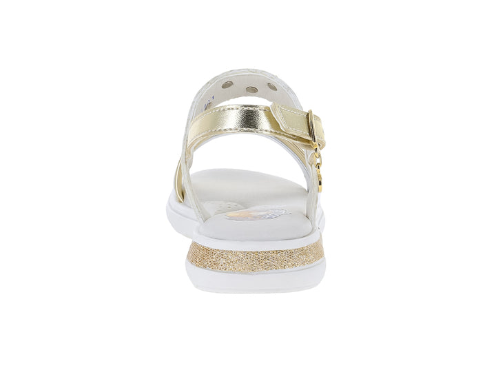 Sandalia blanca con tiras metálicas en oro y plata, adornos de estrellas y suela blanca.