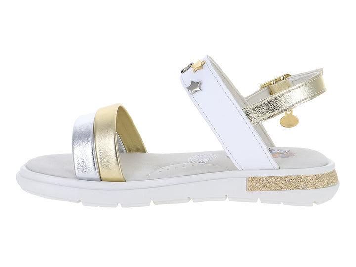 Sandalia blanca con tiras metálicas en oro y plata, adornos de estrellas y suela blanca.
