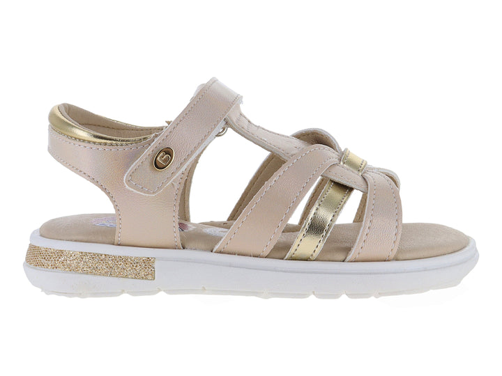 Sandalia para niña color oro con correas cruzadas, cierre de velcro y suela blanca.
