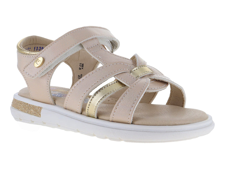 Sandalia para niña color oro con correas cruzadas, cierre de velcro y suela blanca.