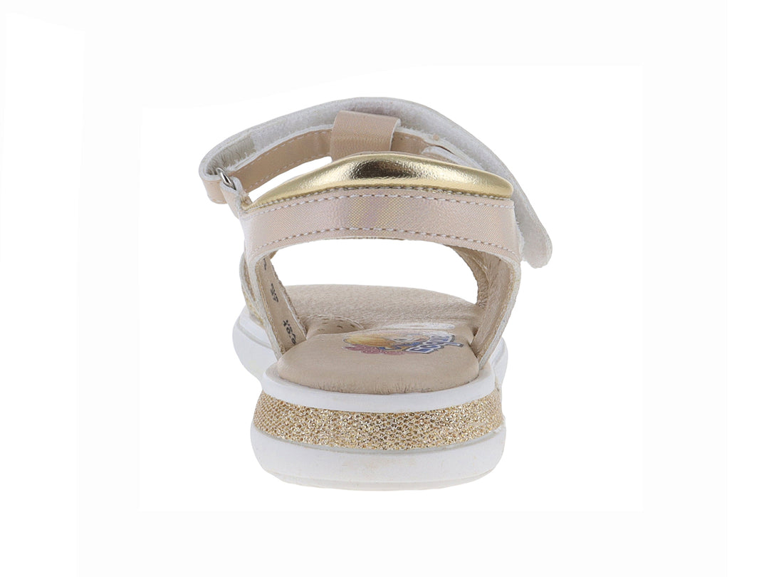 Sandalia para niña color oro con correas cruzadas, cierre de velcro y suela blanca.