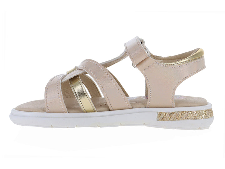 Sandalia para niña color oro con correas cruzadas, cierre de velcro y suela blanca.