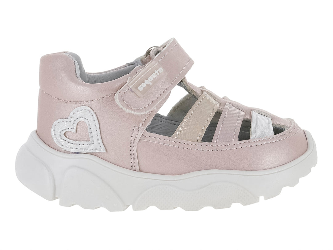 Sandalia rosa metálica para niña con detalle de corazón blanco y suela blanca gruesa.
