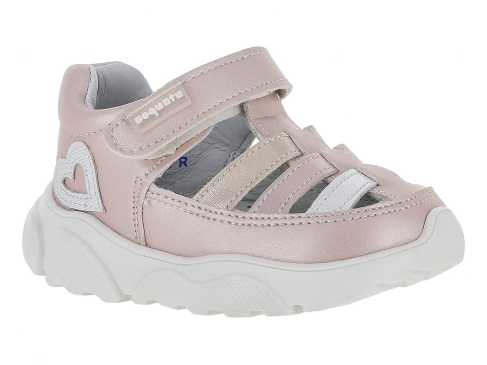 Sandalia rosa metálica para niña con detalle de corazón blanco y suela blanca gruesa.