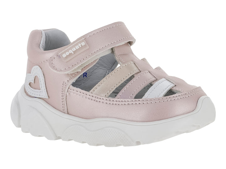 Sandalia rosa metálica para niña con detalle de corazón blanco y suela blanca gruesa.