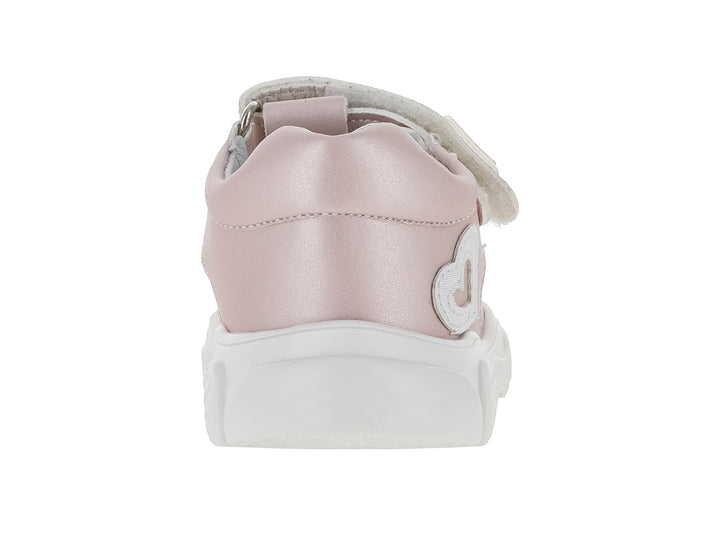 Sandalia rosa metálica para niña con detalle de corazón blanco y suela blanca gruesa.