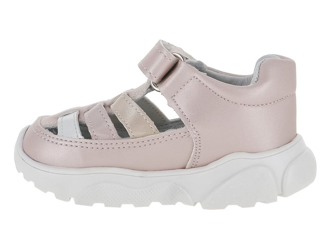 Sandalia rosa metálica para niña con detalle de corazón blanco y suela blanca gruesa.