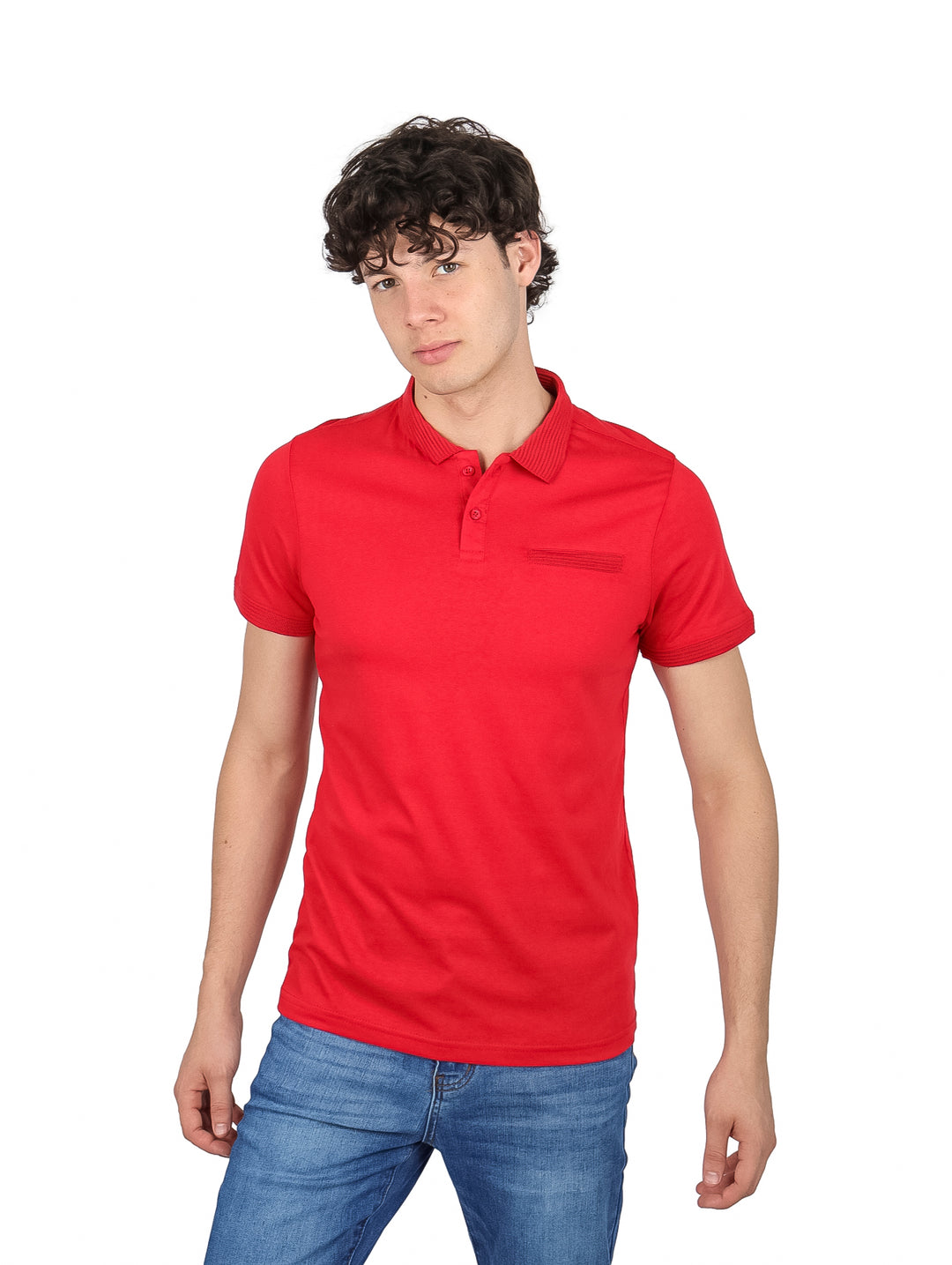 Hombre vistiendo una playera polo de color rojo con cuello y manga corta.