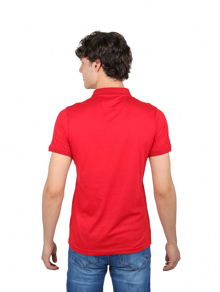 Hombre vistiendo una playera polo de color rojo con cuello y manga corta.