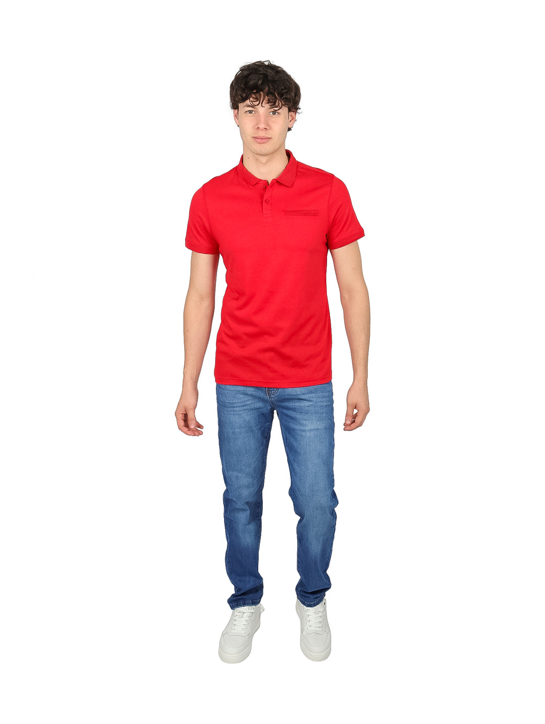 Hombre vistiendo una playera polo de color rojo con cuello y manga corta.