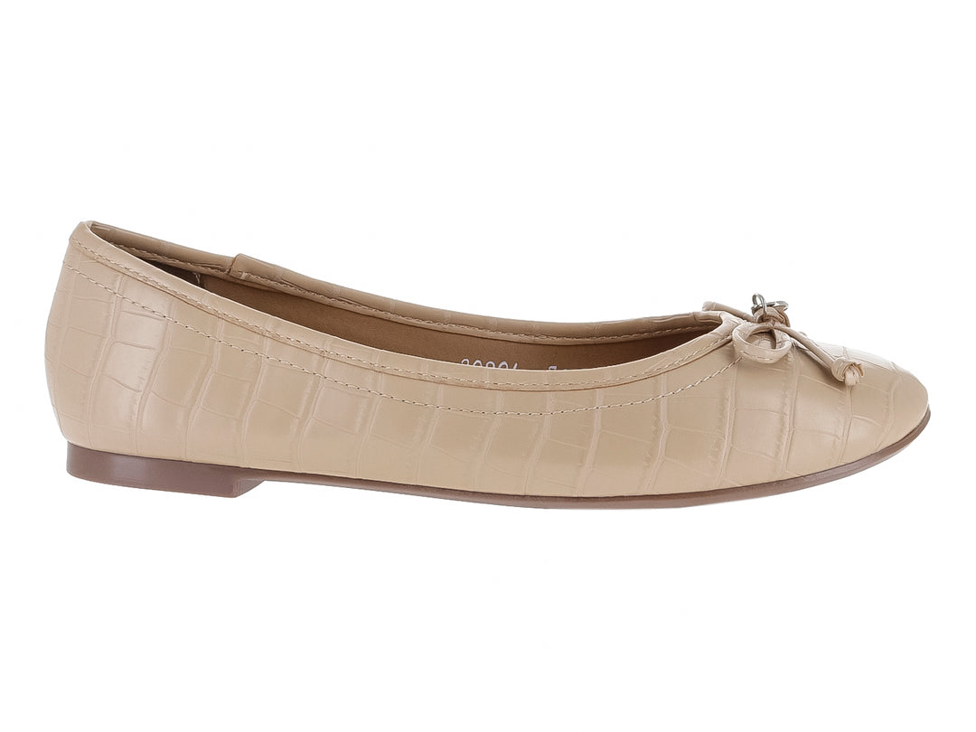 Zapato plano color maquillaje con textura de cocodrilo y un pequeño moño decorativo en la parte frontal.