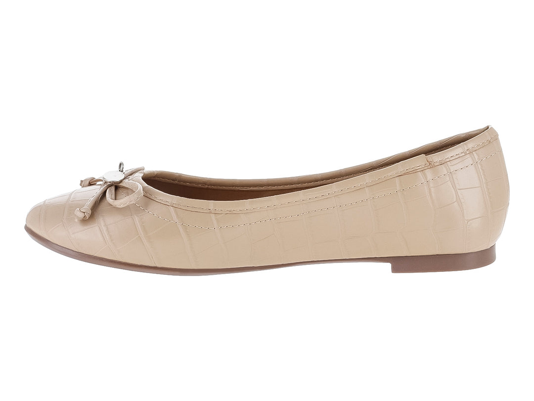 Zapato plano color maquillaje con textura de cocodrilo y un pequeño moño decorativo en la parte frontal.