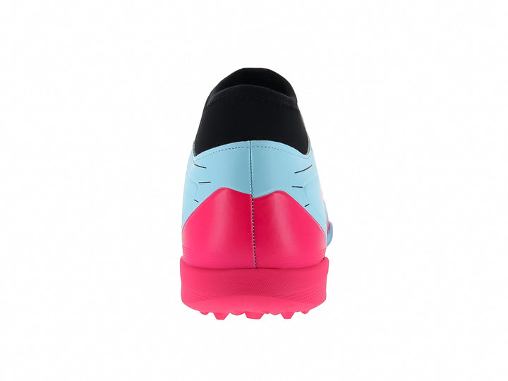 Zapato de fútbol sintético Furia en color menta con detalles en rosa y negro, diseño moderno para cancha sintética.