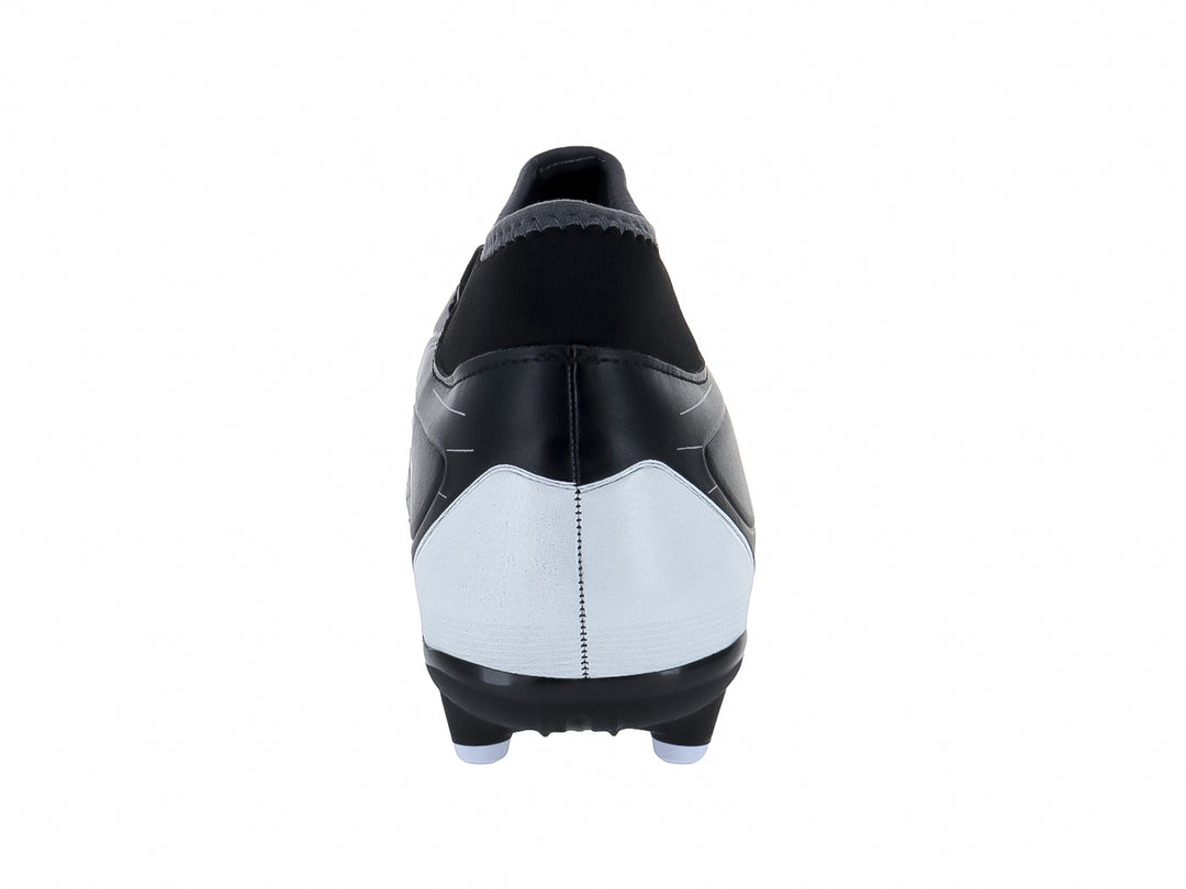 Zapato de fútbol Furia Speed en color negro con detalles blancos y suela de tacos para pasto natural.