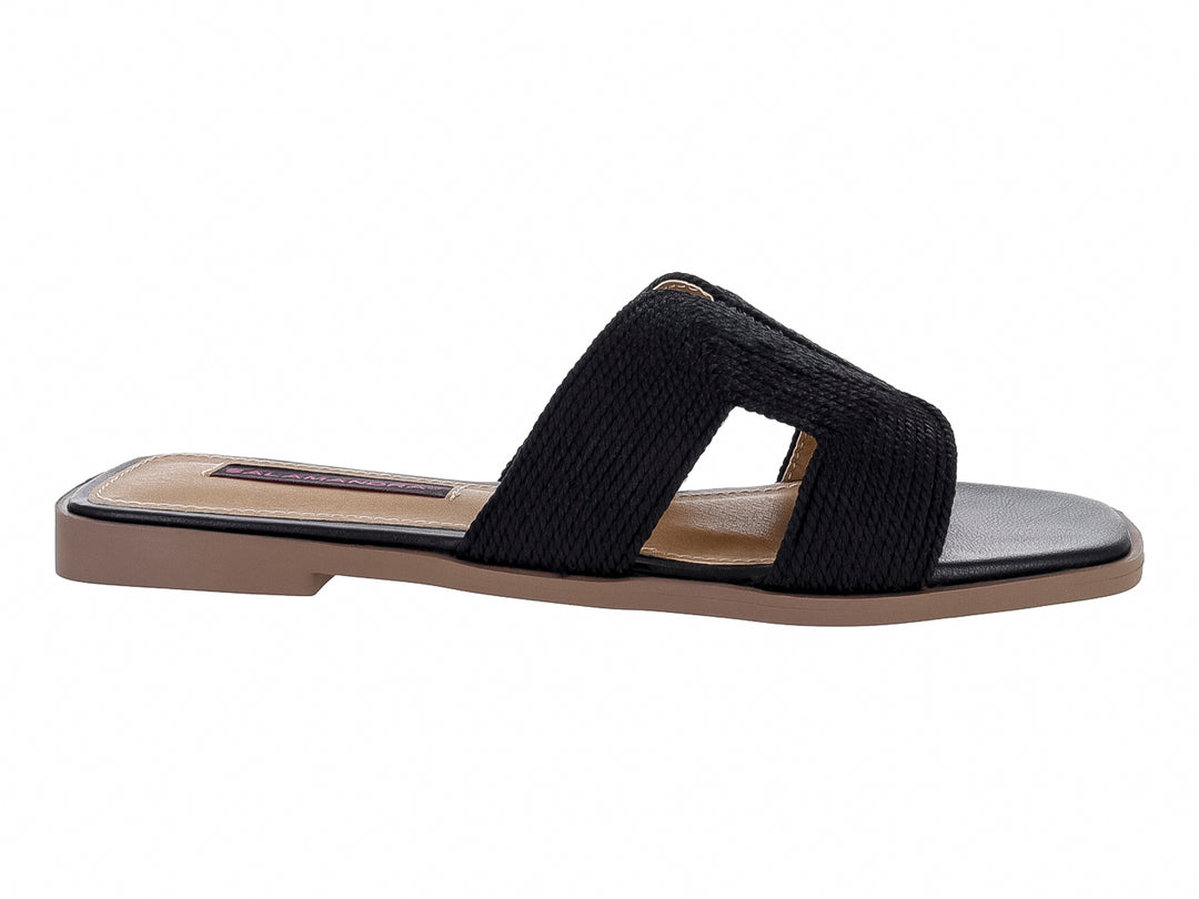 Sandalia slide negra con correa texturizada y suela color café.