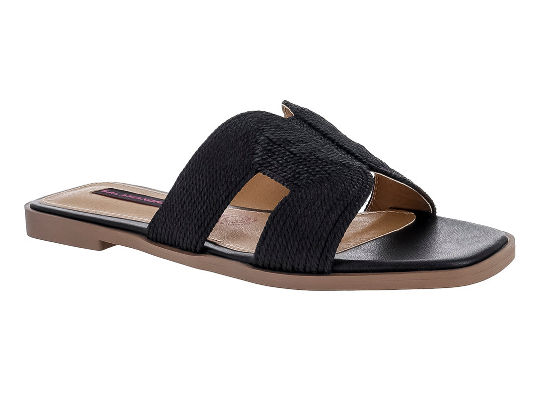 Sandalia slide negra con correa texturizada y suela color café.