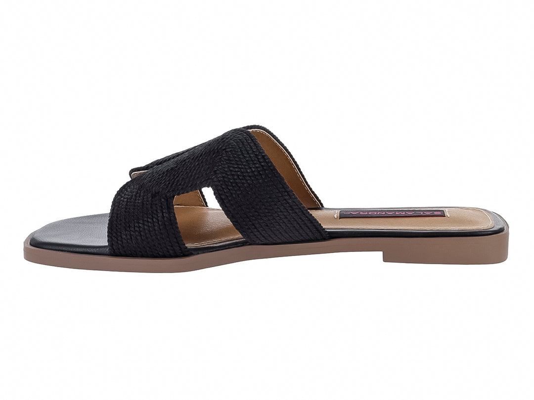 Sandalia slide negra con correa texturizada y suela color café.