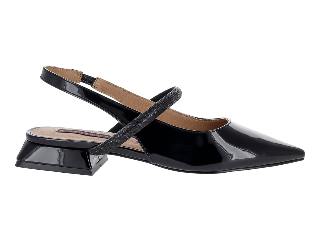 Zapato negro de charol con punta fina, tacón cuadrado bajo y correa trasera con acabado brillante.