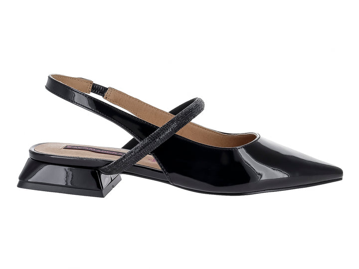 Zapato negro de charol con punta fina, tacón cuadrado bajo y correa trasera con acabado brillante.