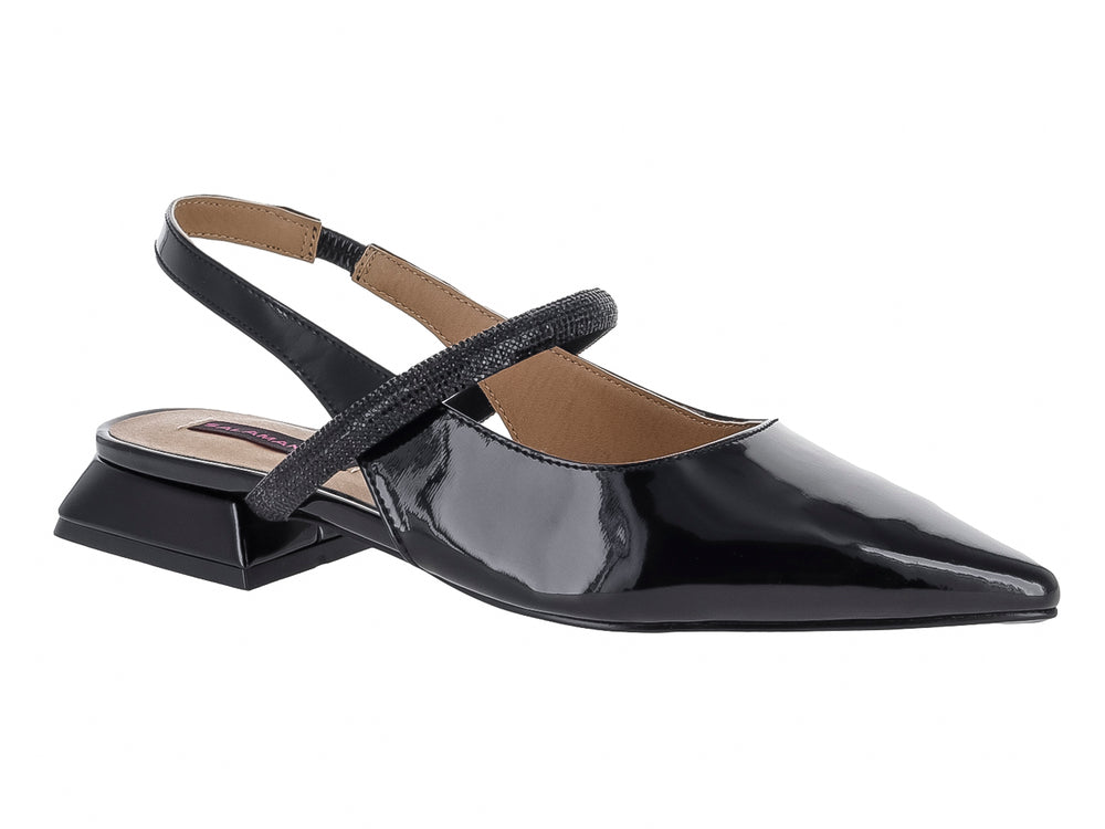 Zapato negro de charol con punta fina, tacón cuadrado bajo y correa trasera con acabado brillante.