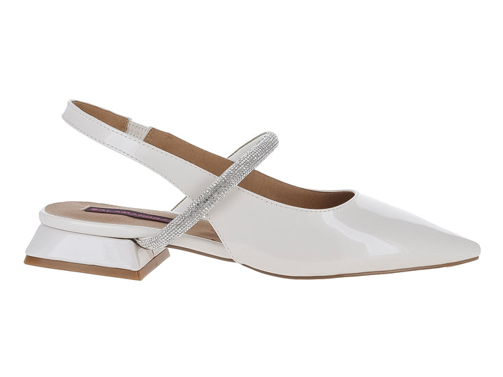 Zapato blanco de charol con punta fina, tacón bajo cuadrado y correa brillante en el empeine.