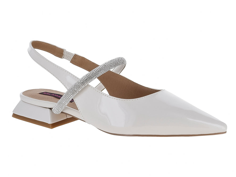 Zapato blanco de charol con punta fina, tacón bajo cuadrado y correa brillante en el empeine.